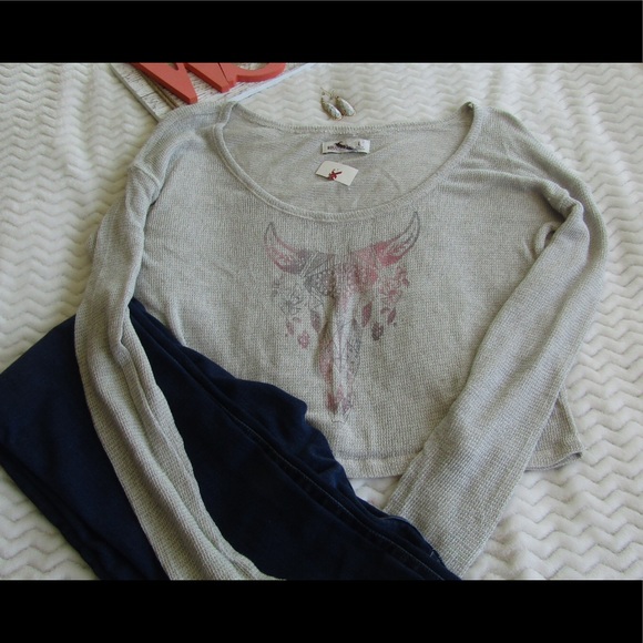Hollister Bull Design Long Sleeve Top Cute - Picture 1 of 8